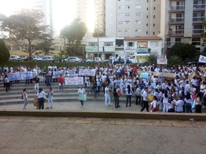 Manifestação funcionários HSJD em Divinópolis , MG (Foto: Marina Alves/G1)