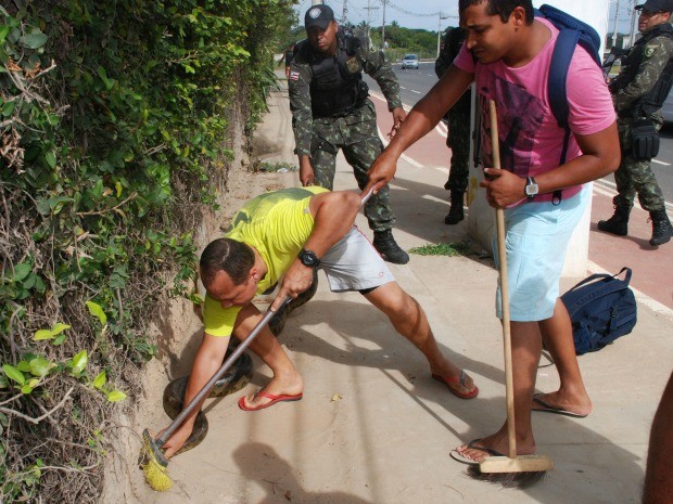 Sucuri tem cerca de três metros (Foto: Jailton Sousa Soares / VC no G1) Sucuri tem cerca de três metros (Foto: Jailton Sousa Soares / VC no G1)
