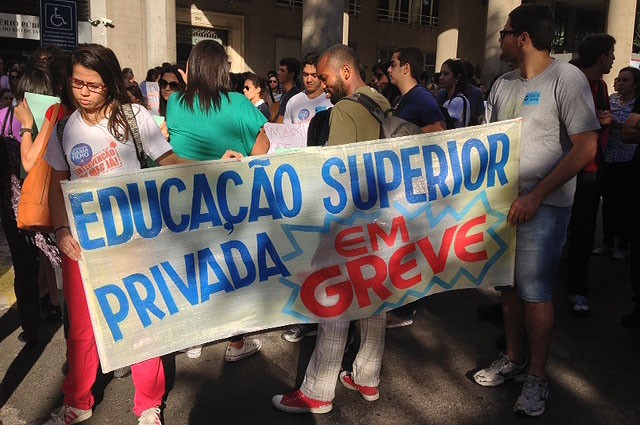 Estudantes se reuniram no Centro do Rio. (Foto: Isabela Marinho / G1)