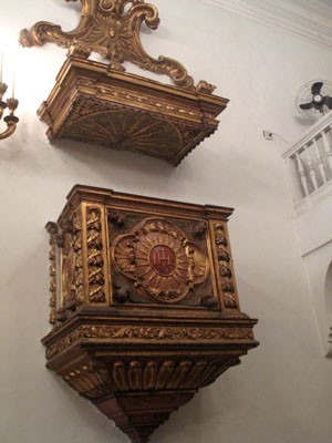Púlpito que teria sido usado por Pe. José de Anchieta (Foto: Cristina Boeckel/ G1)