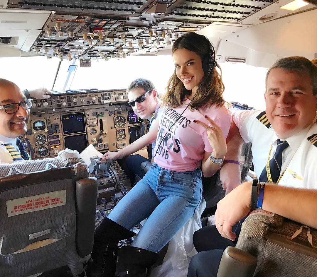 Alessandra Ambrosio embarca para Victoria's Secret Fashion Show 2016 (Foto: Reprodução/Instagram) Alessandra Ambrosio embarca para Victoria's Secret Fashion Show 2016 (Foto: Reprodução/Instagram)
