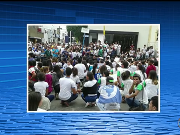 Estudantes protestaram contra a PEC 241 em Belo Jardim (Foto: Reprodução/TV Asa Branca)