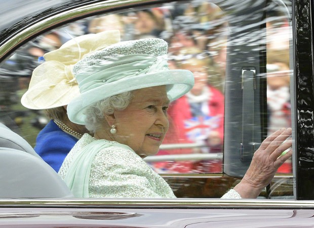 A rainha da Inglaterra, Elizabeth II, deixa o Palácio de Buckinhham rumo à missa nesta terça-feira (5) (Foto: AFP)