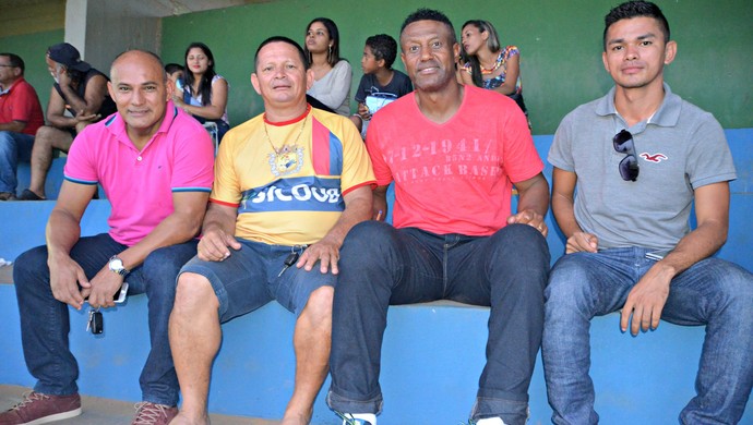 Hamilton de Souza, observador técnico do Cruzeiro-MG acompanhado de representantes do Galvez e Rio Branco (Foto: Quésia Melo)