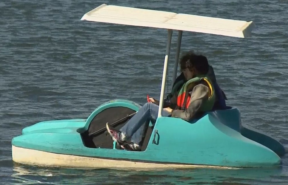 Pedalinho no lago é uma das atrações do festival (Foto: Reprodução / TV TEM )
