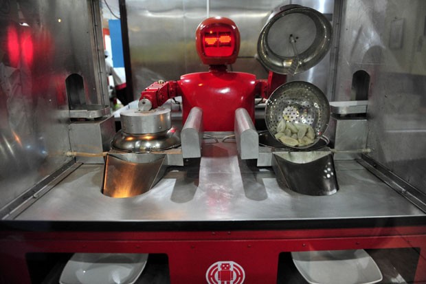 Robôs também cozinham ravioli chinês, preparam massas e fritam verduras (Foto: Sheng Li/Reuters)