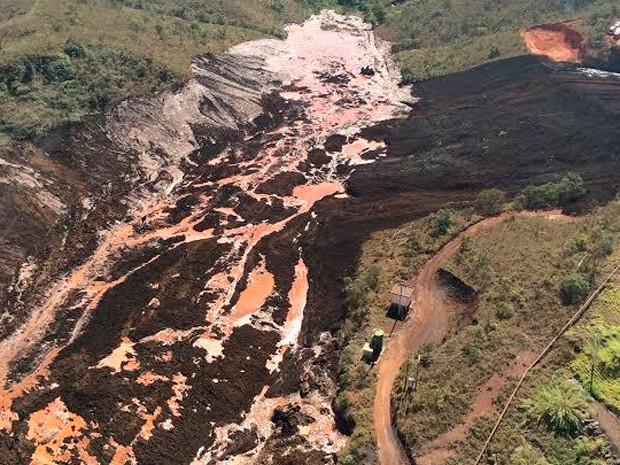 Segundo Corpo de Bombeiros, trabalho de resgate no local do acidente é complexo (Foto: Divulgação/Corpo de Bombeiros)