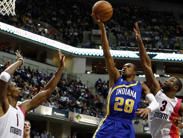 leandrinho Dwayne Wade nba basquete (Foto: Reuters)