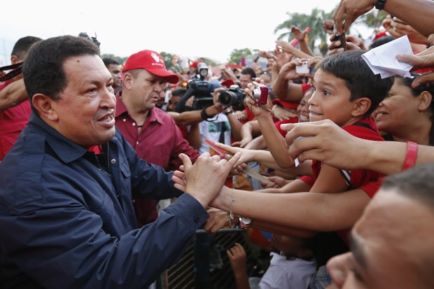Chávez cumprimenta apoiadores durante ato da campanha em Caracas, na segunda (17) (Foto: Jorge Silva / Reuters)