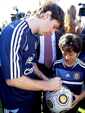 Messi com crianças no treino da seleção da Argentina (Foto: EFE) Messi com crianças no treino da seleção da Argentina (Foto: EFE)
