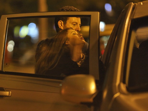 Josué coloca Isis dentro do carro (Foto: Pedro Curi/ Gshow)