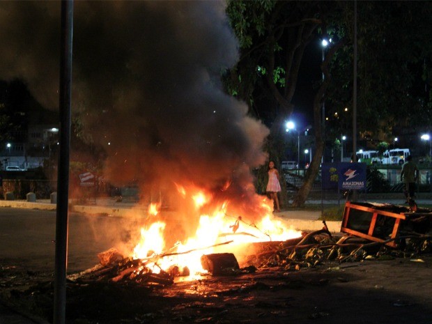 População ateou fogo em pneus e outros objetos durante manifestação contra falta de energia (Foto: Marcos Dantas / G1 AM)