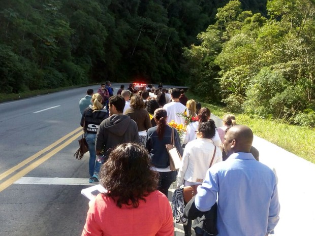 Famílias prestaram homenagens no local do acidente (Foto: Arquivo Pessoal/José Beraldo)