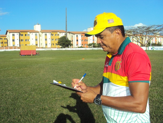 Flávio Araújo faz suas anotações sobre time do Sampaio (Foto: Afonso Diniz/Globoesporte.com)