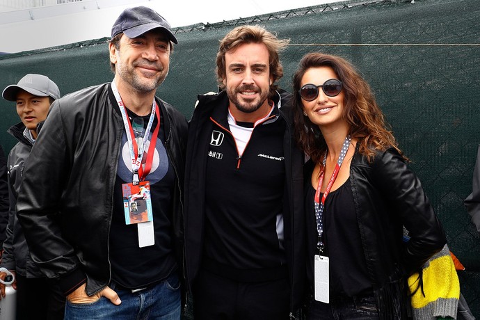 Fernando Alonso tieta Javier Barden e Penélope Cruz (Foto: Divulgação)