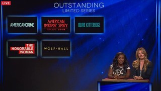 Uzo Aduba e Cat Deeley apresentam os indicados ao Emmy (Foto: Reprodução)