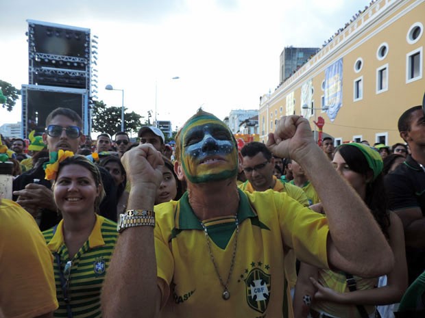 Wilson Roberto pintou o rosto inteiro com as cores da Seleção Brasileira (Foto: Vitor Tavares / G1)