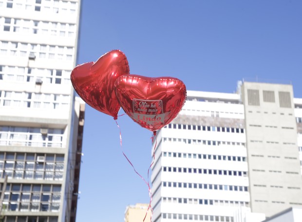 Tem coisa mais linda do que encontrar um mar de balões no meio de uma praça, na manhã do Dia dos Namorados?  (Foto: Luiz Renato Correa/ RPC)