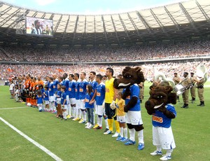 jogadores estádio Mineirão inauguração clássico (Foto: Renato Cobucci / Imprensa MG)