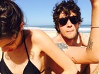 O amor está no ar! Laura Neiva posta foto com Chay Suede na praia