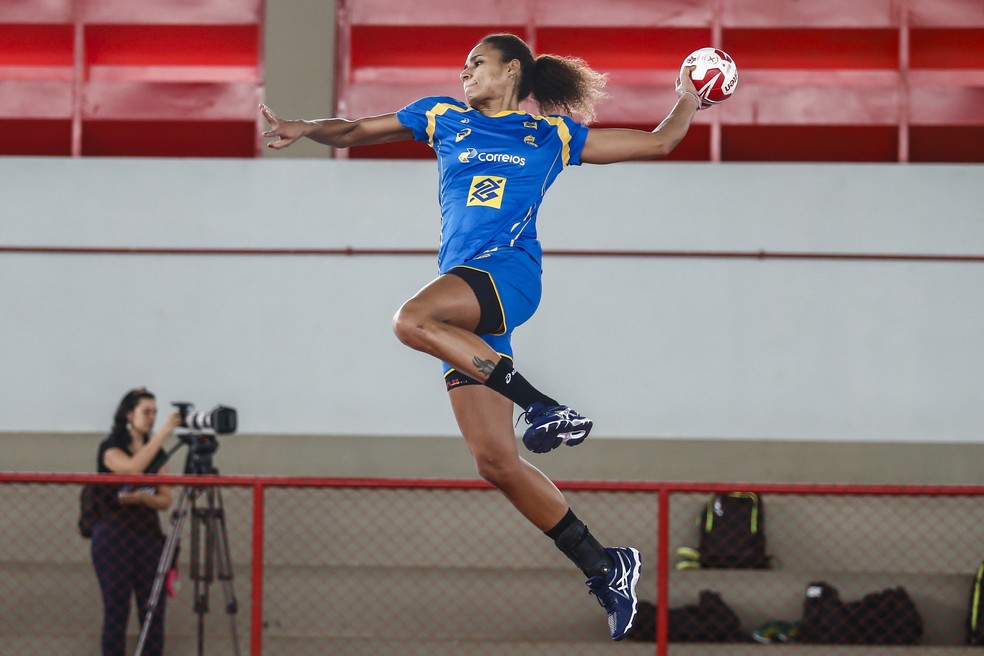 Alexandra Nascimento está longe da crise, mas sua cabeça está nos familiares em Vila Velha (Foto: Wander Roberto/Photo&Grafia)