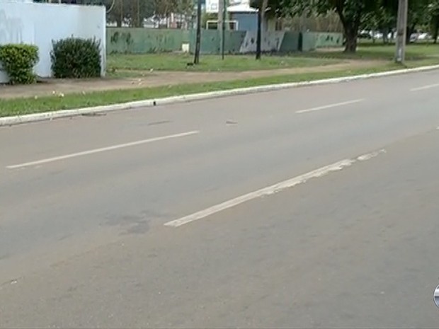 Foto do sangue no asfalto (Foto: Reprodução/TV Anhanguera)