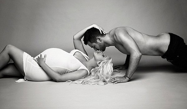 Christina Aguilera com o noivo Matt Rutler (Foto: Brian Bowen Smith/V Magazine)
