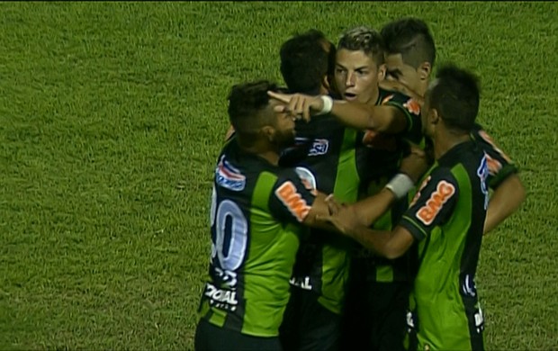 Jogadores do América-MG celebram gol contra o Boa (Foto: Reprodução / Premiere)