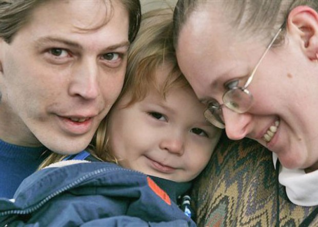 Heath Campbel (à esq.) com sua então mulher, Deborah, e seu filho Adolf Hitler, de 3 anos, em 16 de dezembro de 2007 em Easton, no estado norte-americano da Pensilvânia (Foto: AP)