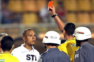 Luis Fabiano recebe o cartão vermelho no final da partida do São Paulo (Foto: JF Diorio / Ag. Estado)