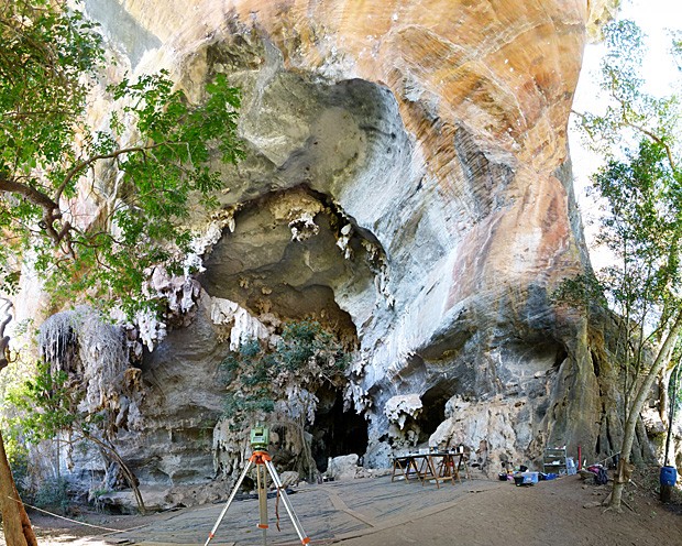 Equipamentos dos bioantropólogos na boca da gruta de Lapa do Santo (Foto: Andersen Lyrio)