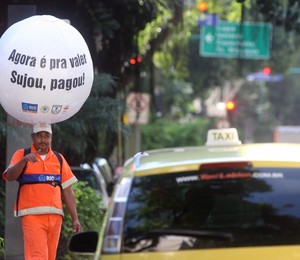A Comlurb, responsável pela limpeza da ruas do Rio de Janeiro, faz campanha lembrando que a cidade multará quem jogar lixo no chão a partir de agosto (Foto:  Guilherme Pinto / Extra / Agência O Globo)