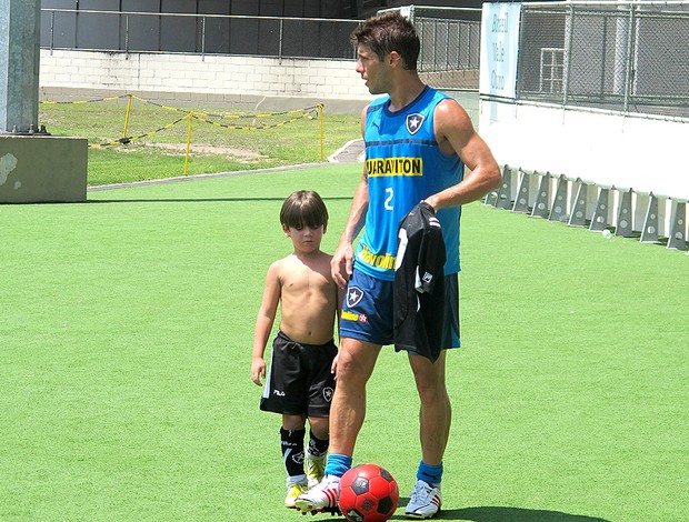 Fellype Gabriel com o filho Yan treino Botafogo (Foto: Thales Soares / Globoesporte.com)