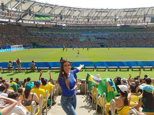 Nicole Bahls assistindo jogo da seleção brasileira de futebol  (Foto: Divulgação)