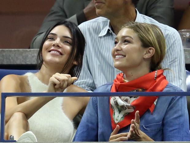 Kendall Jenner e Gigi Hadid assistem à partida de tênis do US Open em Nova York, nos Estados Unidos (Foto: Matthew Stockman/ Getty Images/ AFP)