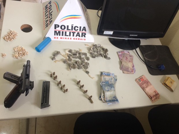 Na casa foram encontradas drogas, arama e dinheiro (Foto: Polícia Militar/Divulgação)