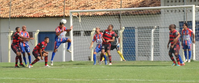 Barras e Flamengo-PI pela segunda rodada do returno do Piauiense (Foto: Wenner Tito)