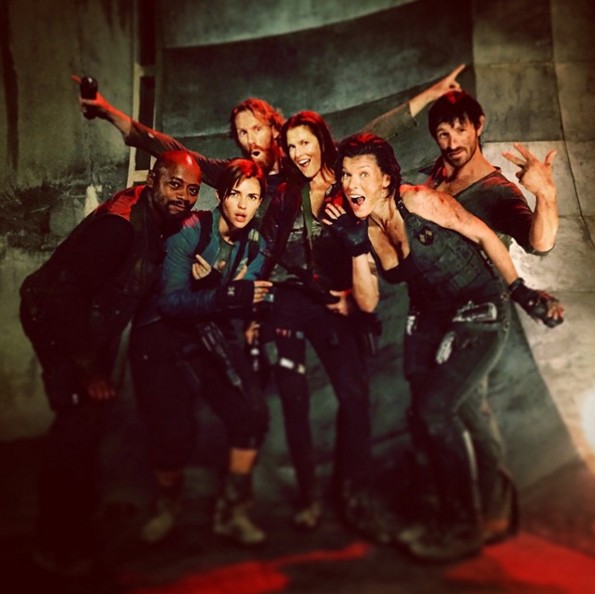 Milla Jovovich e Ali Larter nas filmagens de Resident Evil: The Final  Chapter