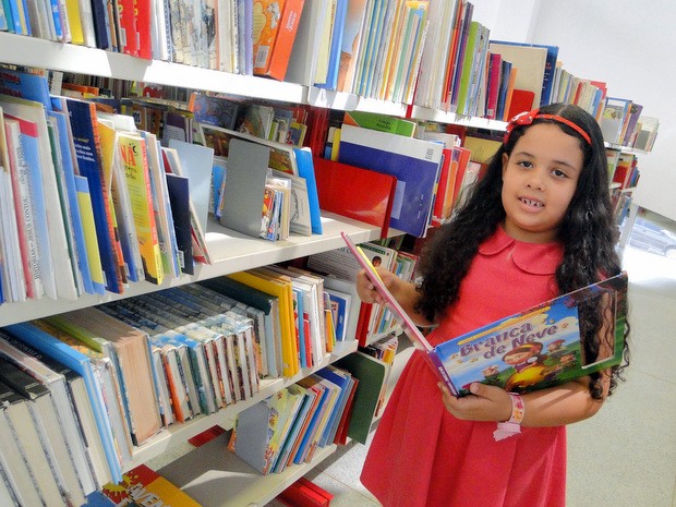 Maria Eduarda Caldeira dos Santos, menina que ganhou visita à biblioteca de presente de Natal (Foto: Rafael Bitencourt/ Secretaria de Ação Cultural de Piracicaba)
