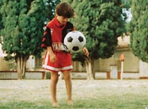 Messi, criança, com a camisa do Newell's (Foto: Reprodução)
