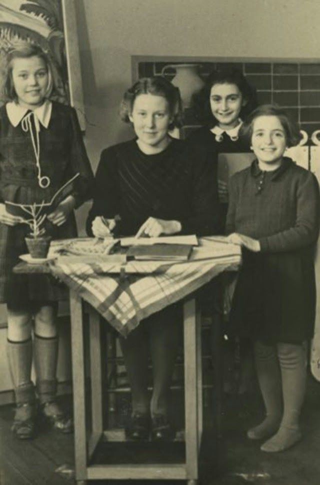 Anne Frank com sua professora e duas colegas da sexta série da Escola Montessori, em Amsterdã, em 1940 (Foto: Photo collection Anne Frank Stichting, Amsterdam)