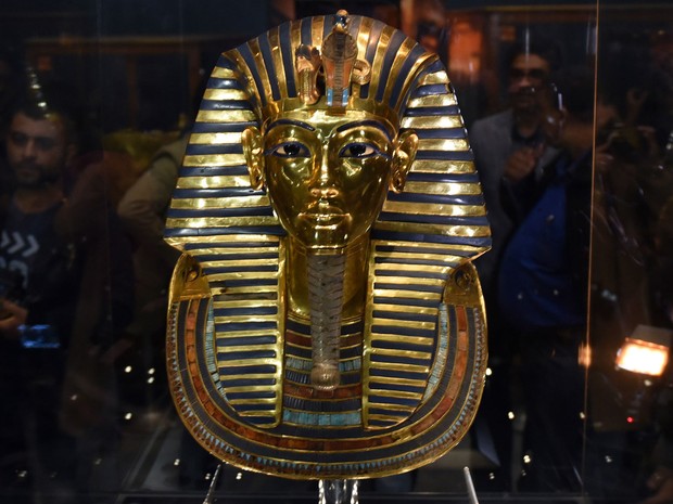 Máscara de Tutancâmon é exibida no Museu Egípcio do Cairo pela primeira vez após o fim de sua restauração, na quarta (16) (Foto: AFP Photo/Mohamed El-Shahed)