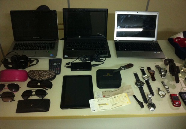 A polícia encontrou diversos objetos roubados na casa onde o carioca foi preso (Foto: Divulgação/Polícia Civil)