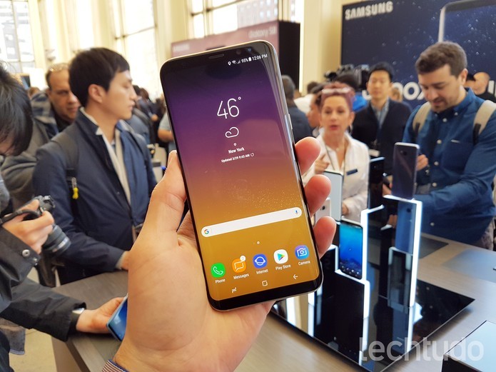 Tela enorme é o principal diferencial do novo Galaxy S8 (Foto: Thássius Veloso/TechTudo)