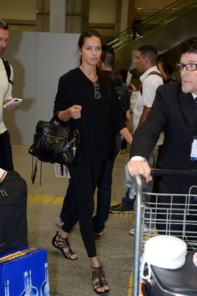 Adriana Lima desembarca em aeroporto no Rio (Foto: Vinicios Marinho/ Brazil News)