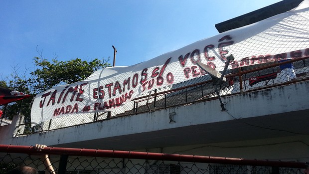 Cartaz flamengo apoio ao técnico (Foto: Richard Souza)