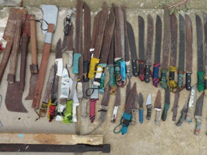 Foices, facões e facas artesanais foram encontrados nas celas (Foto: Seres/Divulgação)