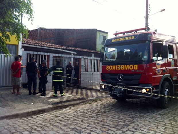 Corpo de Bombeiros foram chamados para controlar incêndio que matou idosa em Pirangi, na zona Sul de Natal (Foto: Elizama Cardoso/Inter TV Cabugi)