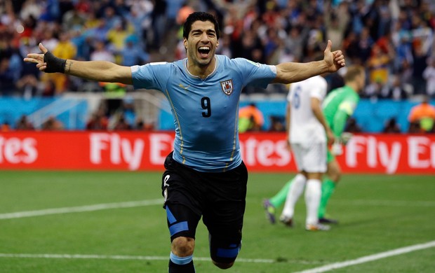 Suarez gol Uruguai x Inglaterra (Foto: AP)