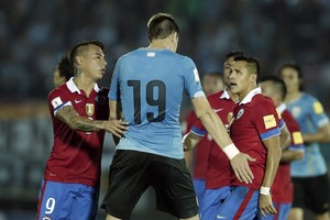 Alexis Sánchez encara Coates, contido por Vargas Uruguai x Chile (Foto: AP Photo/Victor R. Caivano) Alexis Sánchez encara Coates, contido por Vargas Uruguai x Chile (Foto: AP Photo/Victor R. Caivano)